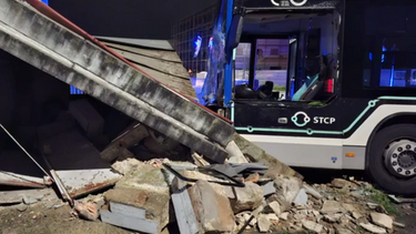 Condutor de autocarro ferido após colisão com carro em Gaia