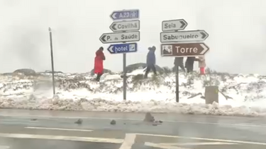 Neve corta estradas na Serra da Estrela