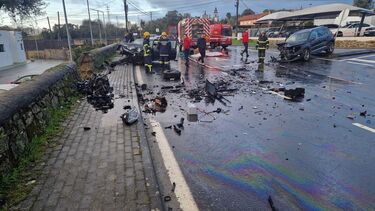Dois feridos graves e um ligeiro em colisão frontal em Amares