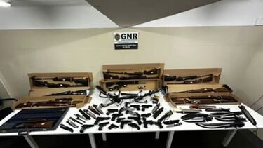 Homem de 25 anos detido na Grande Lisboa por agredir companheira tinha mais de 50 armas em casa