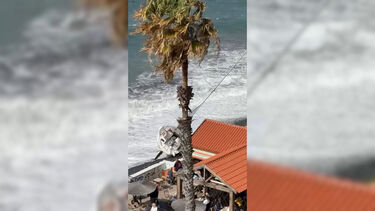 Veleiro de navegador francês encalhou na praia Formosa na Madeira