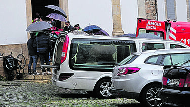 Emoção e revolta no último adeus aos irmãos assassinados na Covilhã