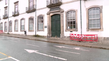 Mulher sofre traumatismo craniano ao ser atingida por palete junto à biblioteca municipal do Porto
