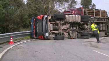 Condutor ferido após camião tombar na Figueira da Foz 