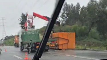 Contentor de camião tomba e condiciona a A4 em Paredes