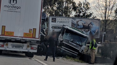 Dois feridos em colisão entre três camiões em Anadia