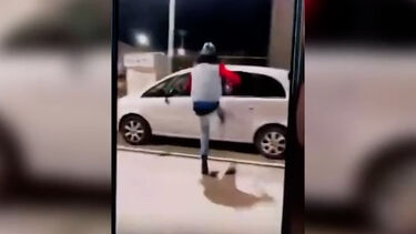 Jovens vandalizam carros em Tavira