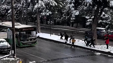 Motorista ''atacado'' com bolas de neve… dá resposta à altura