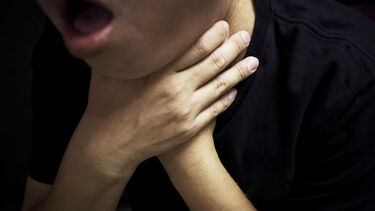 Asfixia mãe com almofada e liga à PSP a dizer que a vai matar: Mulher detida em Cascais