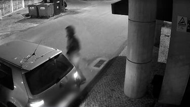 Imagens de videovigilância captam momento em que carro abalroa montra de ourivesaria para consumar assalto