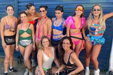 A apresentadora Inês Aires Pereira com as amigas no Brasil