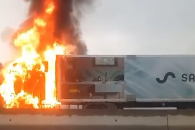 Camião em chamas corta circulação na A4 junto a Murça