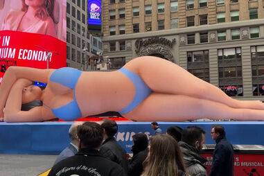 Kim Kardashian insuflável e com mais de 18 metros faz furor em Times Square