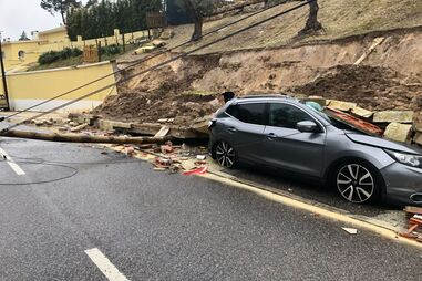 Muro desaba parcialmente e danifica viatura em Sintra
