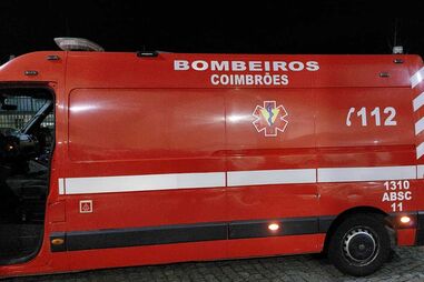 No local, estão os Bombeiros de Coimbrões e de Valadares, a VMER de Gaia, o INEM e a PSP