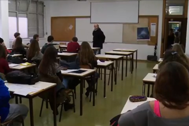 Aluno de 10 anos dá com cadeira na cara de professora na Moita