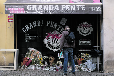 Homenagens na barbearia Granda Pente, local do crime