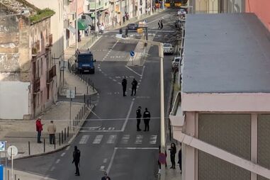 PSP monta perímetro de segurança na Estrada de Benfica devido a granada de mão