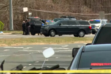 Ouvidos tiros no exterior da sede da CIA nos EUA