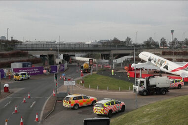 Aeroporto de Gatwick está a receber voos desviados após incêndio em Heathrow em Londres