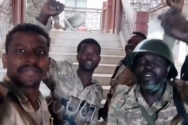 Exército do Sudão festeja após retomar controlo do palácio presidencial em Cartum 