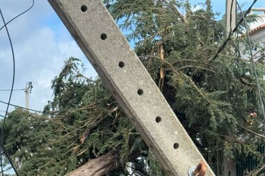 Cabos de eletricidade caídos deixam moradores do Meco em risco