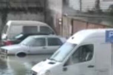 Armazéns inundados devido a rebentamento de tubo de água em Matosinhos