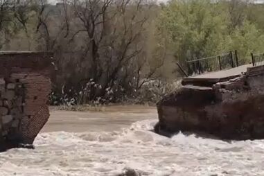 Subida do rio Tejo faz cair parte de ponte romana em Espanha