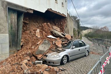 Carro destruído após queda de muro em Aljezur