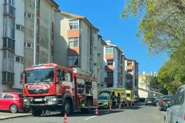 Dois feridos em incêndio em apartamento na Amadora