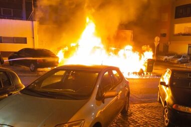Pelo menos três carros e vários caixotes de lixo incendiados durante a noite em Setúbal