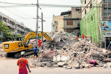 Socorristas de vários países no terreno à procura de sobreviventes