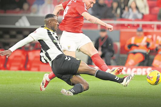 Belotti remata à baliza do Nacional, em fase do jogo da Luz