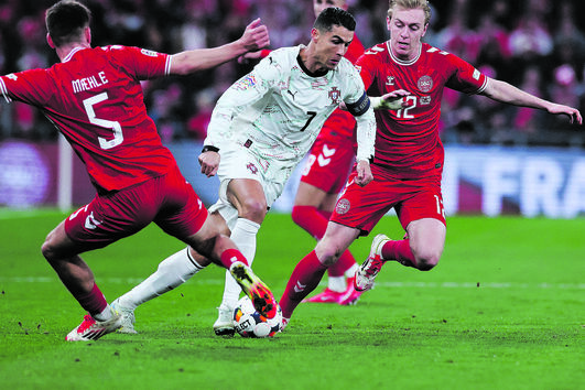 Cristiano Ronaldo esteve sempre muito vigiado pelos defesas da Dinamarca