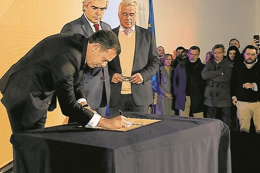 Gonçalo da Câmara Pereira com Luís Montenegro e Nuno Melo na assinatura do acordo de criação da Aliança Democrática