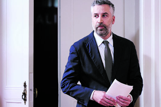 Pedro Nuno Santos assume "para já" mandato de deputado no Parlamento