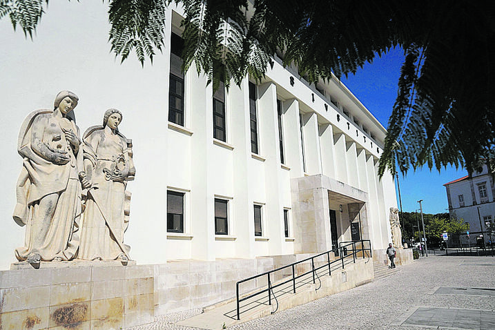 Homem pega fogo a casa da família por raiva em Salvaterra de Magos