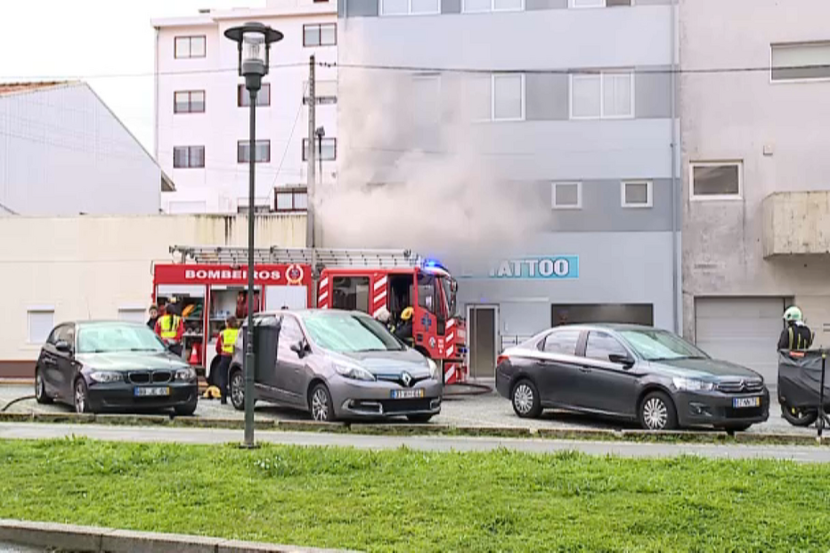 Incêndio deflagra em loja de tatuagens em Matosinhos. Edifício teve de ser evacuado