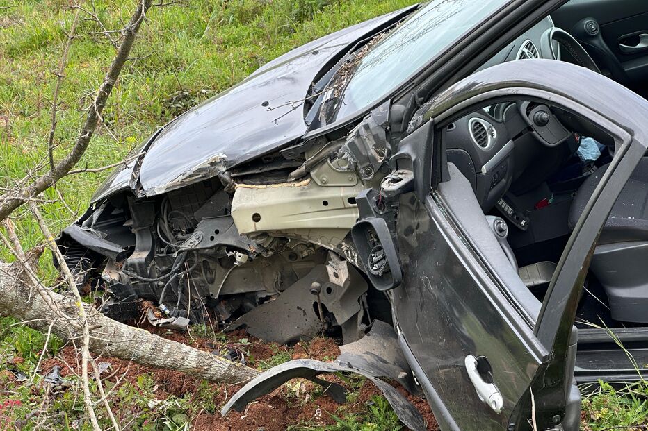 Mulher ferida após despiste seguido de colisão entre dois carros