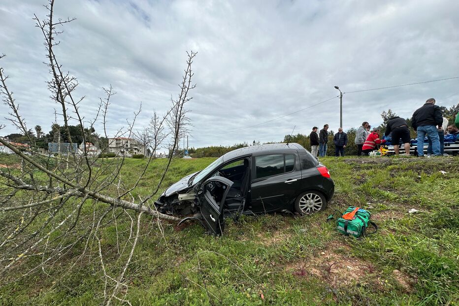 Mulher ferida após despiste seguido de colisão entre dois carros