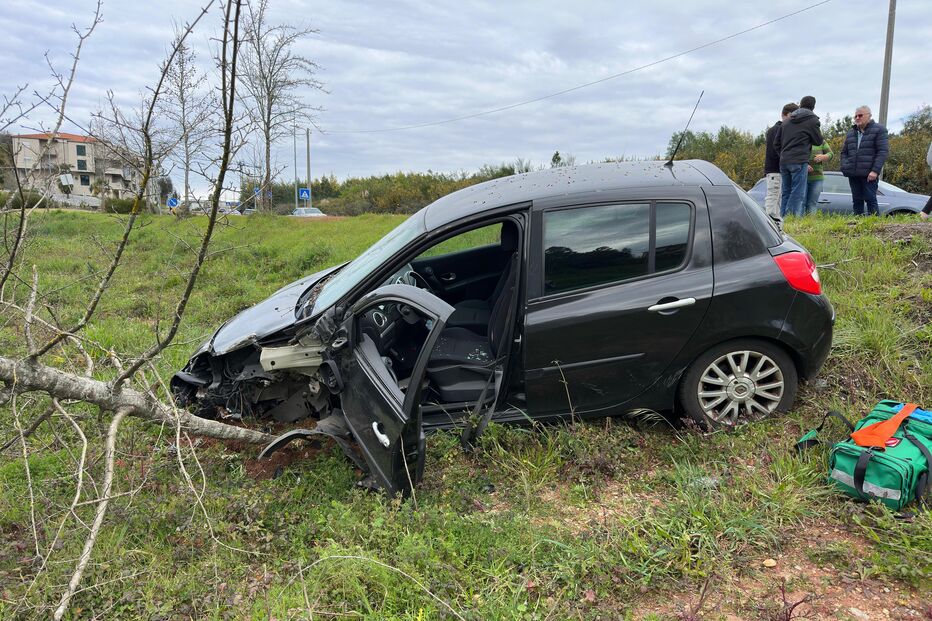 Mulher ferida após despiste seguido de colisão entre dois carros