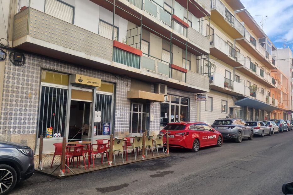 Dono de café baleado após tentar travar desacatos em Olhão