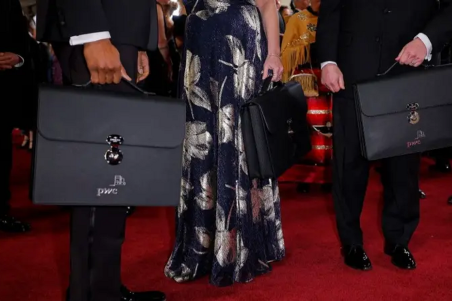 Pastas pretas guardam os envelopes com os resultados dos vencedores do Óscares