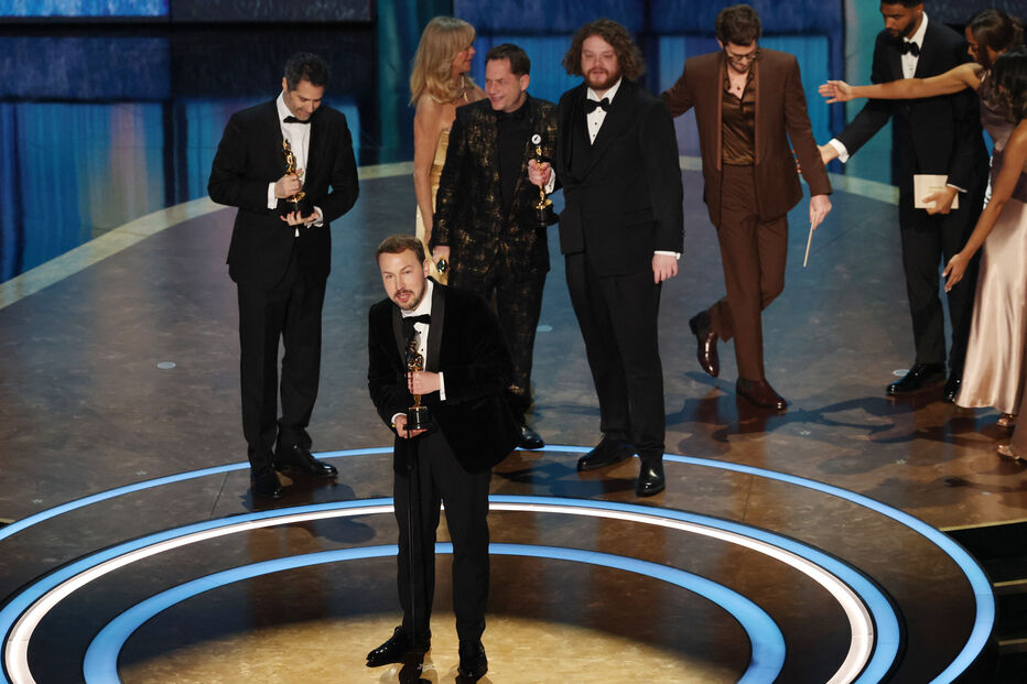 Gints Zilbalodis recebe o Óscar do filme de animação Flow