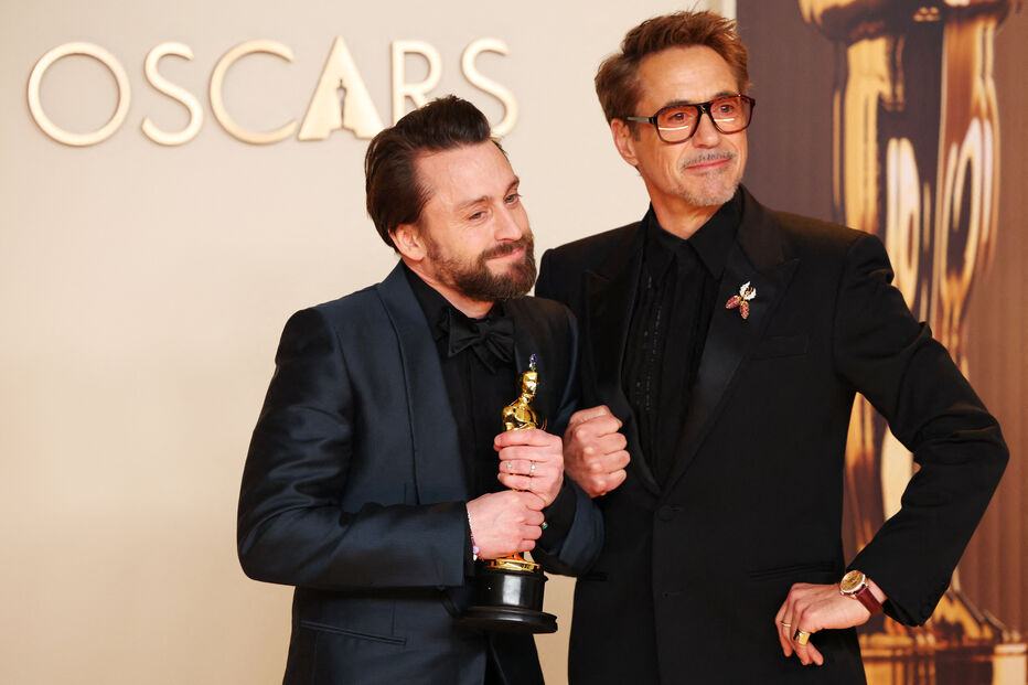 Robert Downey entrega a estatueta de Melhor Ator Secundário a Kieran Culkin