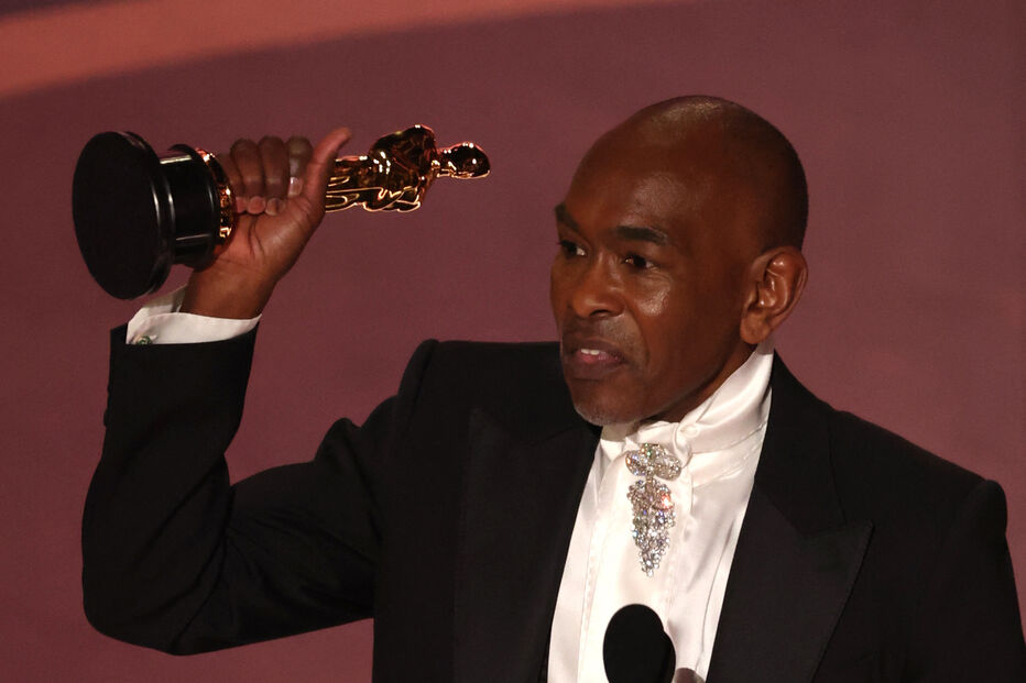 Paul Tazewell recebe o prémio de 