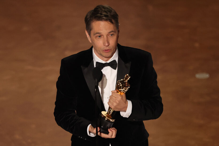 Sean Baker recebe o Óscar de Melhor Argumento Original com o filme 