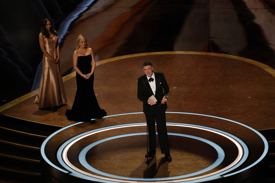 Peter Straughan assina o guião de 