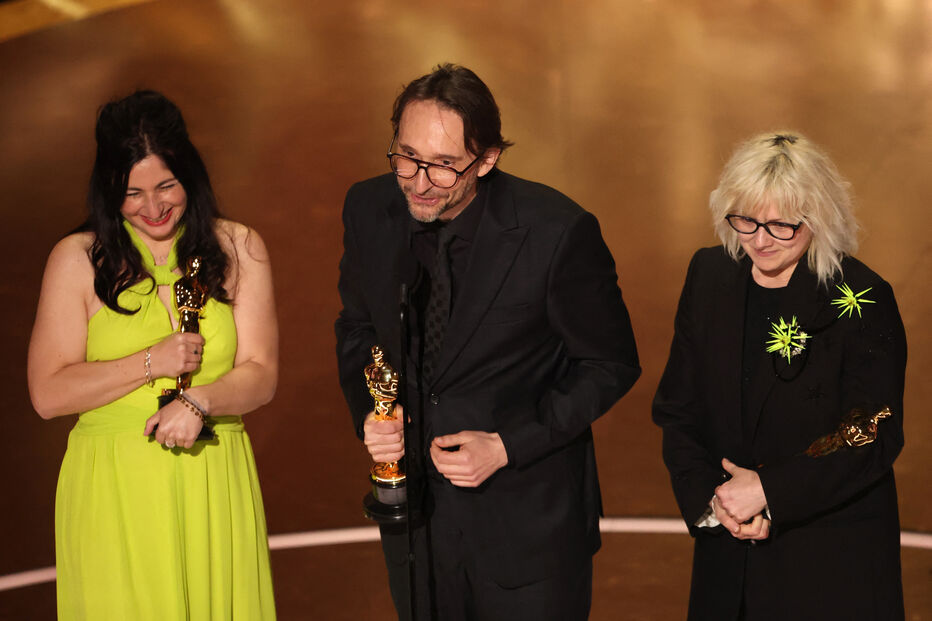 Pierre-Olivier Persin, Stephanie Guillon e Marilyne Scarselli recebem a estatueta de Melhor Cararcterização ganha pela 