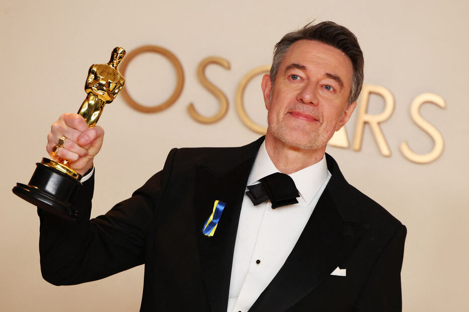 Peter Straughan assina o guião de 